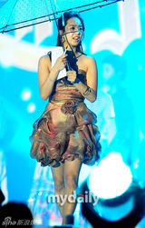 组图：EXO-K等热唱音乐会 Kara具荷拉秀美背翘臀