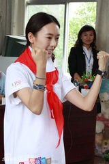 组图：童瑶重庆献爱心 与聋哑儿童共庆六一