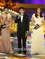 幻灯图：众星出席2009KBS电视台演艺大奖颁奖礼