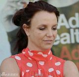 组图：布兰妮衣着邋遢没品位 满脸黑斑皮肤松弛