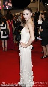 组图：张柏芝优雅白裙亮相《金钱之味》首映