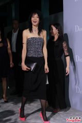 组图：钟楚红张曼玉同台亮相 全智贤露香肩