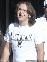 组图：杰克逊长子与女友逛街 见狗仔忙扮鬼脸