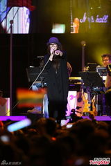 组图：张惠妹开唱力挺同志吸万人入场