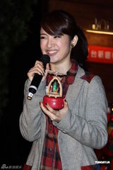 组图：林依晨单身过圣诞 深思熟虑才决定暂息影