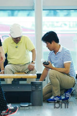 组图：《花样爷爷》现身机场准备赴台湾录节目