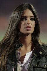 高清图:西班牙门神美艳女友助威 性感主播气质动人