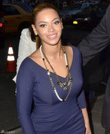 高清组图：碧昂斯蓝裙现身纽约 和老公外出就餐