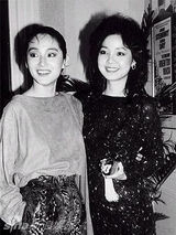 组图：邓丽君与好友珍贵合影 青霞热吻成龙搂肩