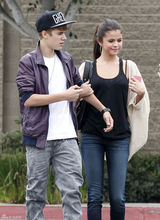 高清组图：比伯和女友赛琳娜外出 牵手秀甜蜜