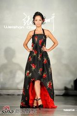 高清组图：蒋怡露美背秀小麦肤色 诠释女性华丽美