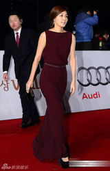 组图：金荷娜枣红长裙亮相 气质出众显名媛风范