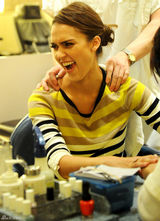 高清组图：杰西卡-阿尔芭现身美甲店表情多多