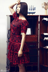 组图：姚贝娜秋日时尚街拍 乌唇冷艳秀美腿