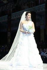 组图：郭羨妮婚纱秀雍容典雅 朱少杰捧场年底完婚 