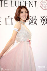 幻灯图集：杨谨华着白裙妩媚代言 盼遇白马王子