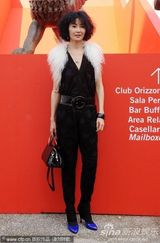 高清组图：张曼玉抵达威尼斯 和一黑人男伴现身