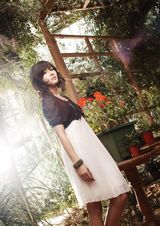 高清组图：韩星河智苑春装照 忧郁安静气质温婉