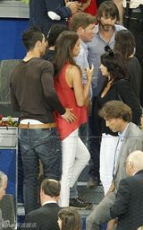 组图：C罗与超模女友沙伊克网球赛恩爱吃手指