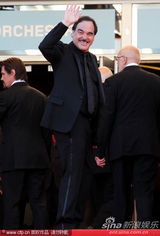 幻灯图集：乔治-卢卡斯杨紫琼捧场《华尔街2》首映