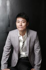 组图：张丹峰早春粉红男郎写真 展露飞扬的青春