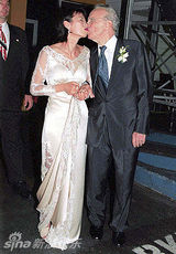 组图：邓文迪昔日婚礼照 短发清秀初露御姐范儿