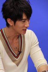 高清组图：吴尊做客新浪花絮照 阳光美男表情百变