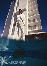 组图：吸血鬼男星伊恩水下写真 湛蓝眼眸深邃