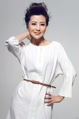 组图：桑叶红性感演绎柔情大女人