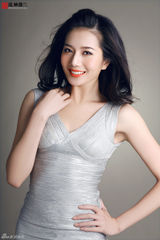 组图：新秀彭杨气质写真红唇诱惑