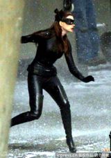 组图：《蝙蝠侠前传3》洛杉矶赶拍 海瑟薇造型魅惑