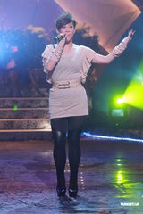 组图：《劲歌金曲》录影 阿娇(钟欣桐)出席郑欣宜落泪