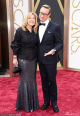 组图：导演保罗-费格携妻亮相红毯左手灵巧