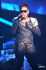 高清组图：谭咏麟开唱草蜢突袭 校长唱到热辣辣