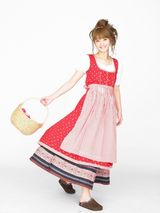 组图：佐佐木希玩变装秀 穿旗袍抱熊猫