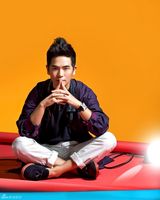 组图：张晓龙新剧挑战毒舌男 台杂志封面玩嬉皮