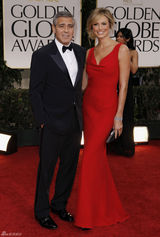 高清组图：乔治-克鲁尼亮相红毯搞笑大晒邀请函