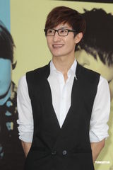 组图：SJ-M台北签唱会 兄弟情深互喂台湾小吃