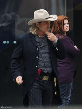 组图：《冥界警局》片场 “毒妈”扮嫩雷诺兹耍帅