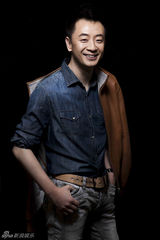 组图：黄海波时尚封面大片 无镜片眼镜扮潮男 