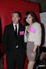 组图：陈法拉优雅短裙秀美腿 相偕谢天华迎新年