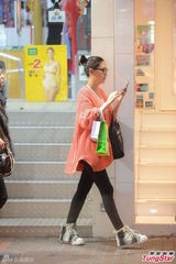 组图：应采儿挺孕肚逛街 储奶粉钱戒烟