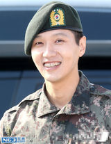 组图：池贤宇退伍变钢牙哥 女友未现身盼快复出