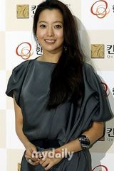 幻灯图集：金喜善首尔举行签名会 众多粉丝参加