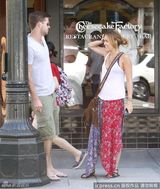 组图：麦莉-赛勒斯与男友如胶似漆 街头索吻 