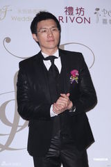 组图：蒋伟文大摆婚宴娶娇妻 翁虹一家三口返台道贺