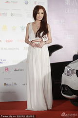 组图：温碧霞白裙扮女神 秀发掩胸风情万种