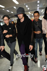 组图：日本演员小田切让飞抵釜山金海机场