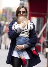 组图：辣妈米兰达-可儿街拍 大衣搭皮裤滑雪靴