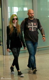 组图：艾薇儿顺利抵京 大批歌迷接机献花